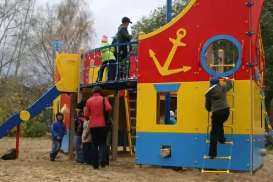 В Хомутово открыли детскую и спортивную площадки на месте пустыря