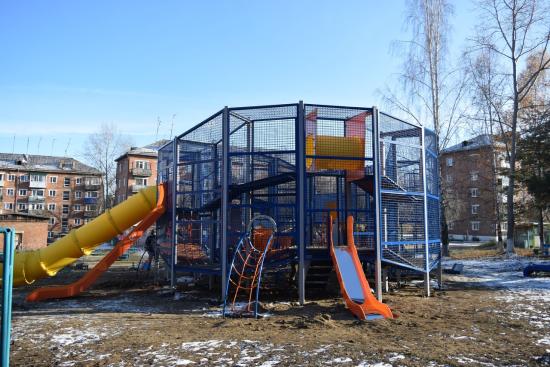Пять детских площадок установила компания En+ Group в городах Приангарья