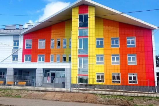 В поселке Залари завершают строительство детской поликлиники