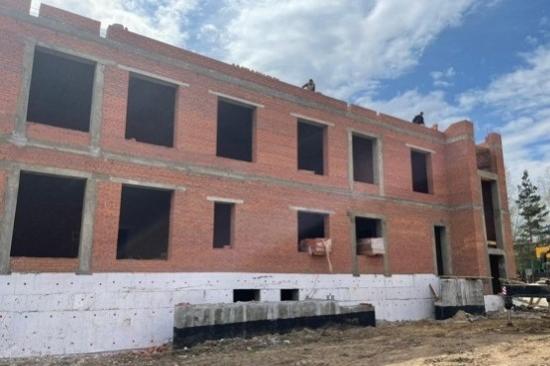 Новую трехэтажную детскую поликлинику возводят в поселке Залари