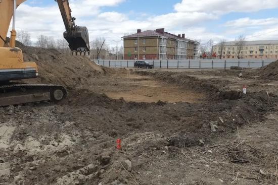 На строительной площадке Детской школы искусств в Свирске начались работы