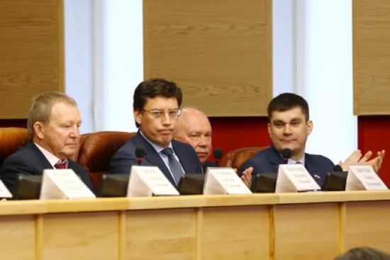 Напомним, эта должность оказалась свободной в связи тем, что Владимир Матиенко, ранее возглавлявший комиссию, сложил полномочия депутата в ноябре 2017 года Эдуард Дикунов избран председателем комиссии по Регламенту