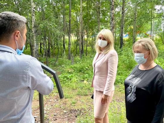 Наталья Дикусарова посетила общественные пространства Братска, благоустроенные по проекту «Городская среда»