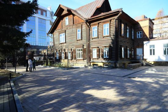 Территорию у Дома архитектора в Иркутске благоустроили