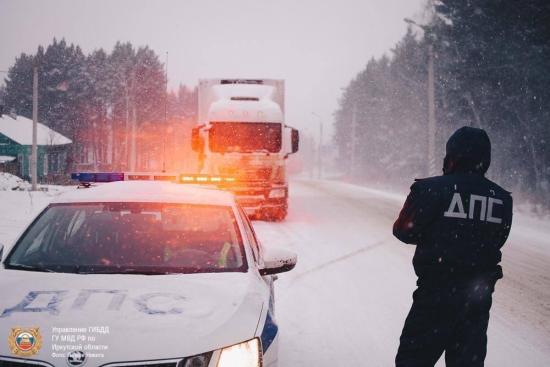 Движение большегрузов ограничили в Шелеховском районе из-за непогоды