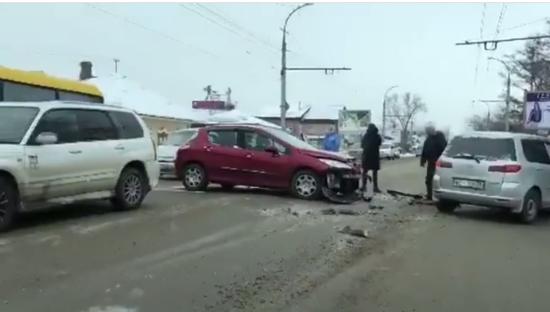 Сразу пять автомобилей столкнулись на Байкальской в Иркутске