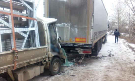 Водитель грузовика погиб от столкновения с фурой