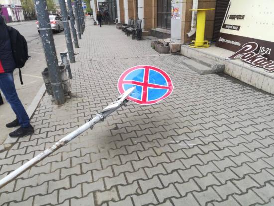 Пьяный водитель въехал в здание ТЦ Рублёв