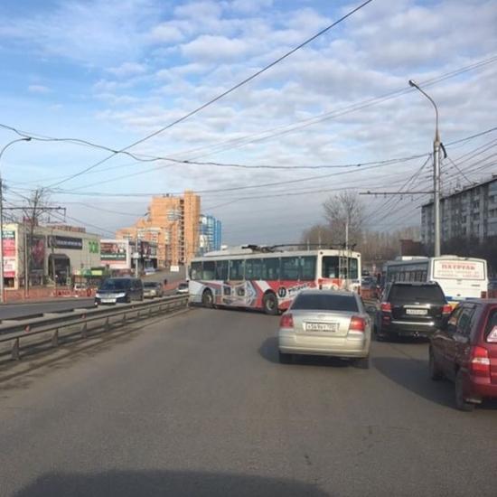 Пробка образовалась на улице Байкальской из-за ДТП с троллейбусом