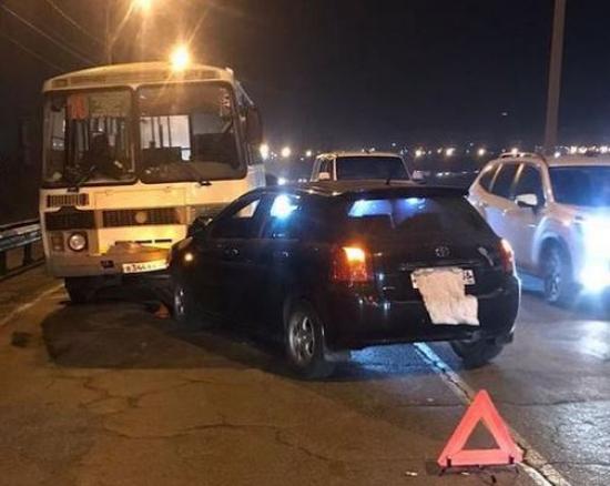 Автобус и автомобиль столкнулись на виадуке в Ленинском округе Иркутска