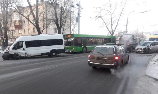 Два ДТП с общественным транспортом произошло в Иркутске за утро