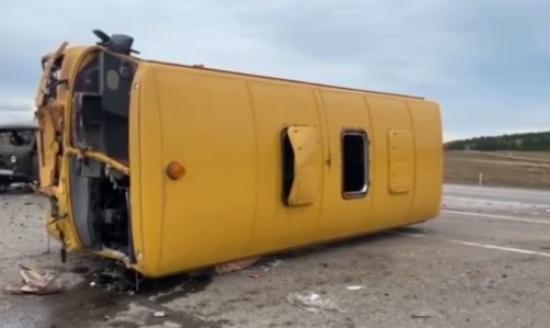 Автобус с детьми перевернулся на трассе «Сибирь» вблизи поселка Кутулик
