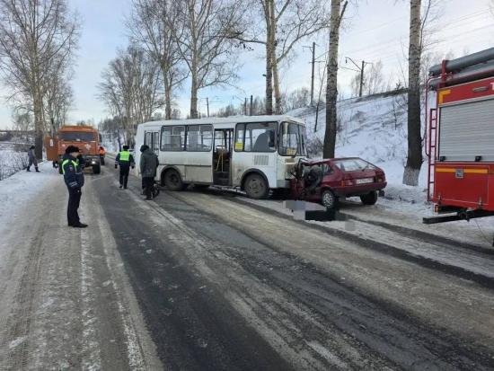 Двое детей пострадали в лобовом столкновении пассажирского автобуса и легкового автомобиля в Тулуне, один человек погиб