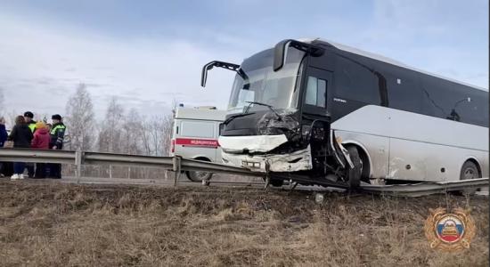 ДТП с рейсовым автобусом произошло в Усолье-Сибирском, людям потребовалась медпомощь