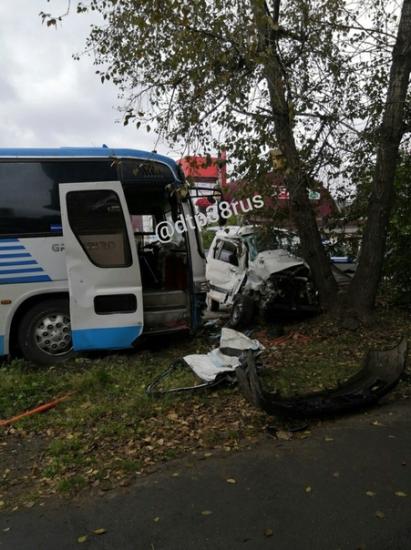 В Иркутске микроавтобус столкнулся с туристическим автобусом, один человек погиб