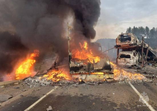 Водитель автовоза погиб в массовом ДТП в Иркутской области