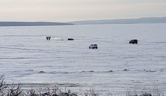 Автомобиль едва не утонул на Братском водохранилище