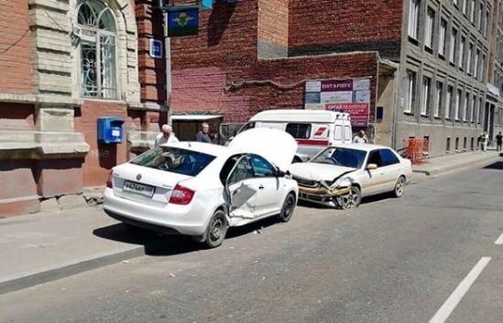 Два человека пострадали в автоаварии в центре Иркутска