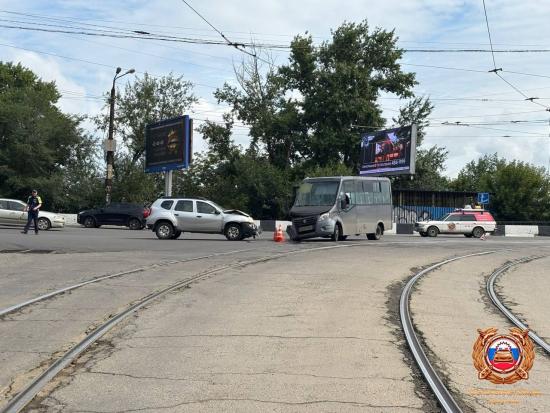 ДТП на Глазковском мосту: водитель иномарки не уступил дорогу маршрутке
