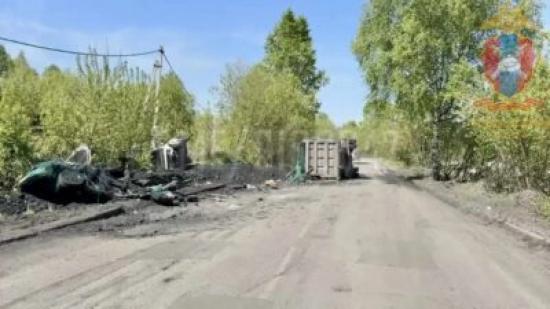 Грузовик с углем упал на машину с человеком внутри: всего пострадали пять человек