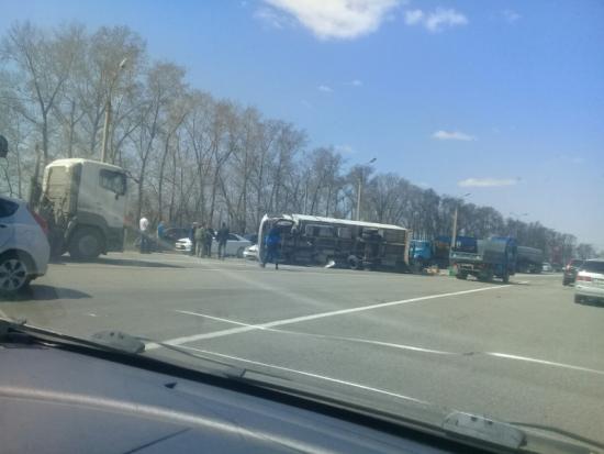 Минивэн спровоцировал крупное ДТП с грузовиком на федеральной трассе "Сибирь"