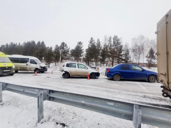 Массовая авария с участием пяти автомобилей произошла 10 апреля на Качугском тракте