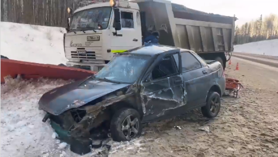 Один человек погиб при аварии легковушки и двух большегрузов в Тайшетском районе