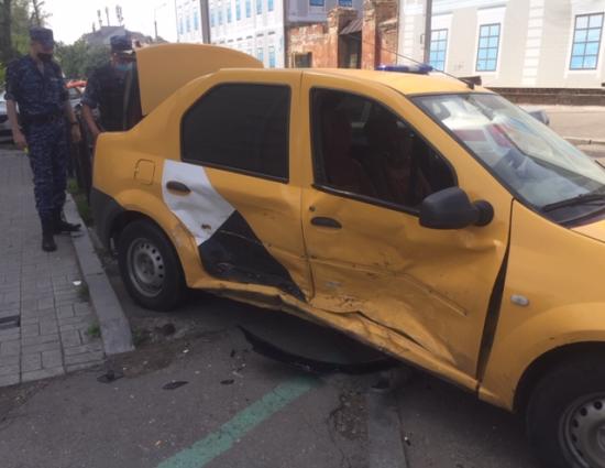 Двух человек спасли из горящего автомобиля в Иркутске