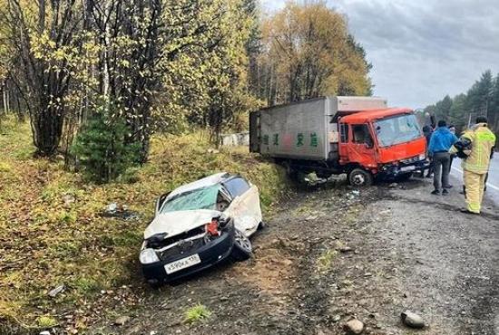 Водители пострадали при столкновении фуры и легковушки в Слюдянском районе