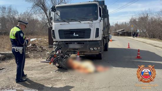 Мотоциклист погиб в Иркутске при столкновении со стоящим большегрузом