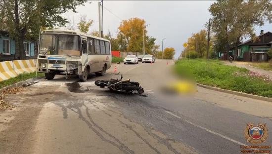 Мотоциклист погиб в Черемхове при лобовом столкновении с автобусом