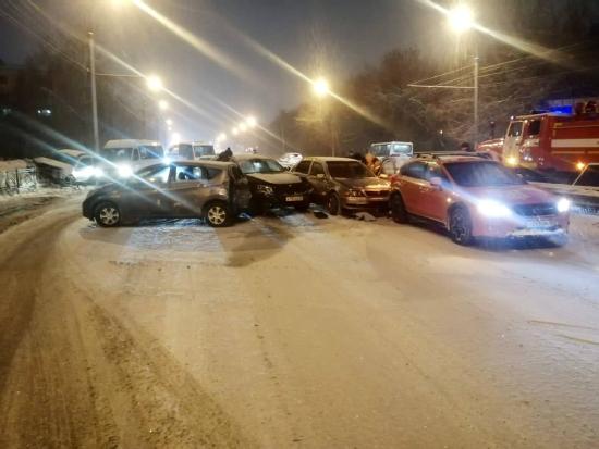 Массовое ДТП произошло утром 11 января на улице Байкальской в Иркутске