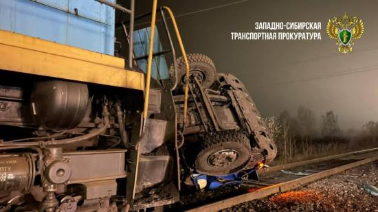 Грузовик столкнулся с поездом в Кузбассе при выезде на пути