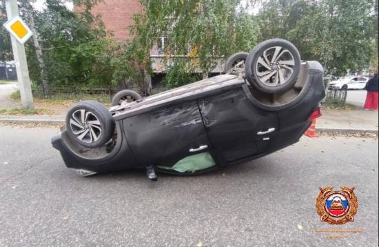 ДТП в Иркутске закончилось опрокидыванием автомобиля и обращением за медпомощью