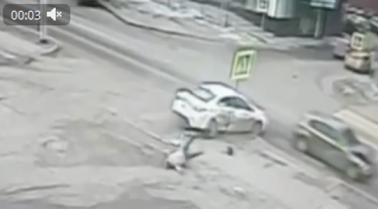 Пешехода на тротуаре в Иркутске сбил автомобиль после столкновения с другой машиной