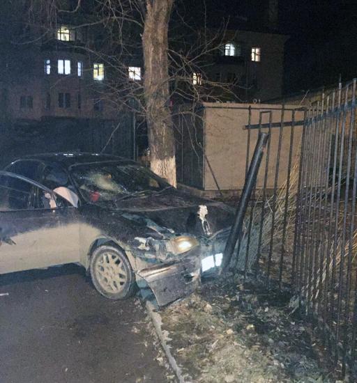 28-летняя нарушительница, будучи с явными признаками алкогольного опьянения, отказалась от прохождения медицинского освидетельствования Пьяная иркутянка разбила машину о металлический забор