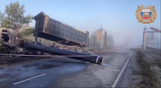 Самосвал снес поднятым кузовом надземного трубопровода ТЭЦ-11 в Усолье-Сибирском