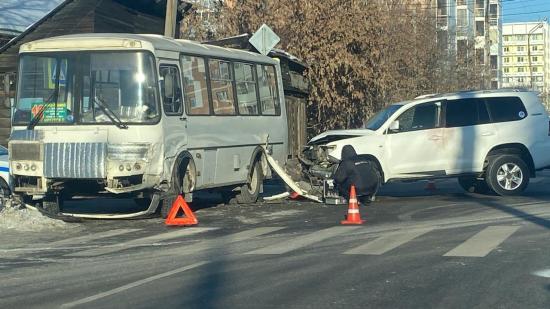 Администратор автомойки в Иркутске угнал внедорожник и устроил ДТП с автобусом