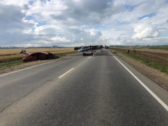 Два человека погибли при столкновении легкового автомобиля и грузовика в Усольском районе