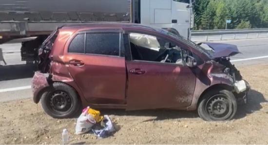 Несовершеннолетняя девочка вылетела из автомобиля во время аварии возле Ангарска
