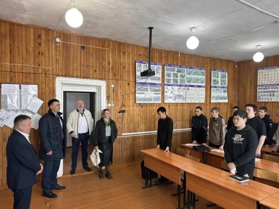 Поддержка учреждений образования и культуры стала одной из тем рабочего визита депутата ЗС Андрея Духовникова в Осинский район
