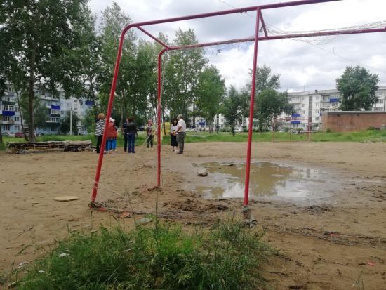 Исправить недостатки благоустройства двора в Усолье-Сибирском не помогли даже обещания губернатора