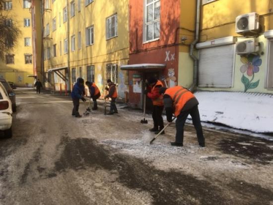 Около 400 дворников ежедневно убирают Правобережный округ Иркутска