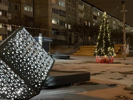 Елки и снежные фигуры установят в 40 дворах Правобережного округа Иркутска