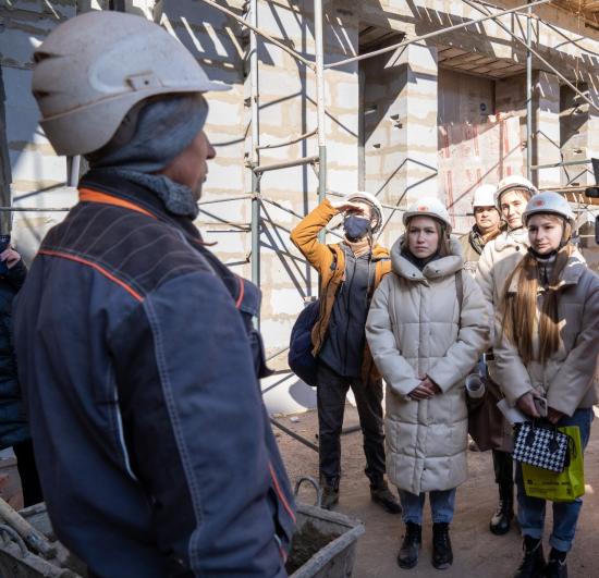 Курбатовские бани, которые восстанавливает En+ Group, посетили с экскурсией иркутские студенты