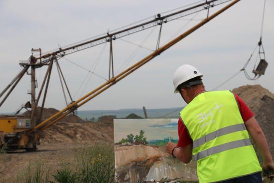 Компания «Эн+ Уголь» организовала арт-пленэр на угольном разрезе для детей и профессиональных художников