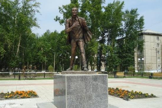 Памятник Евгению Евтушенко открыли сегодня в Зиме