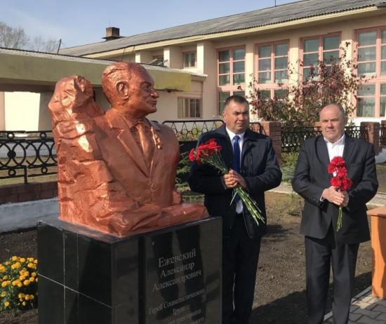 Памятник Александру Ежевскому открыли в Тулунском районе