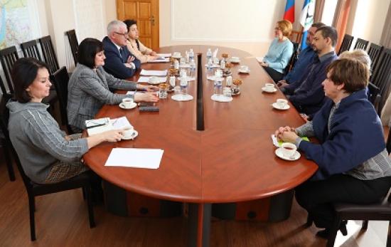 Темой встречи стал вопрос поддержки деятельности солистов филармонии, которые обратили внимание спикера на невысокий уровень оплаты своей работы Сергей Брилка поддержал идею расширения концертной деятельности артистов филармонии по территориям области