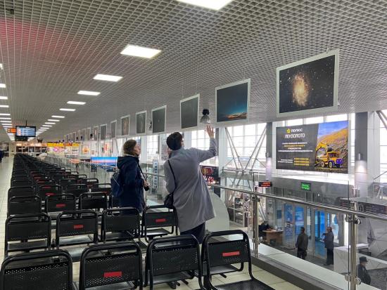 Фотовыставка ко Дню космонавтики открылась в аэропорту Иркутска